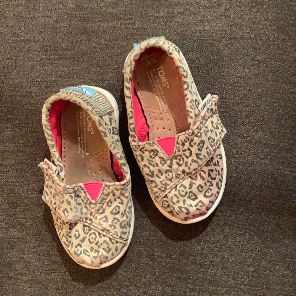 Baby girls Toms 😍
